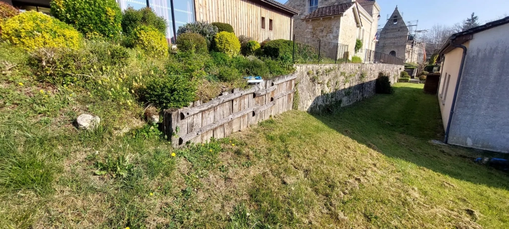 Réalisation d'un enrochement à Maurens (Dordogne) : sécuriser durablement un terrain et un accès public