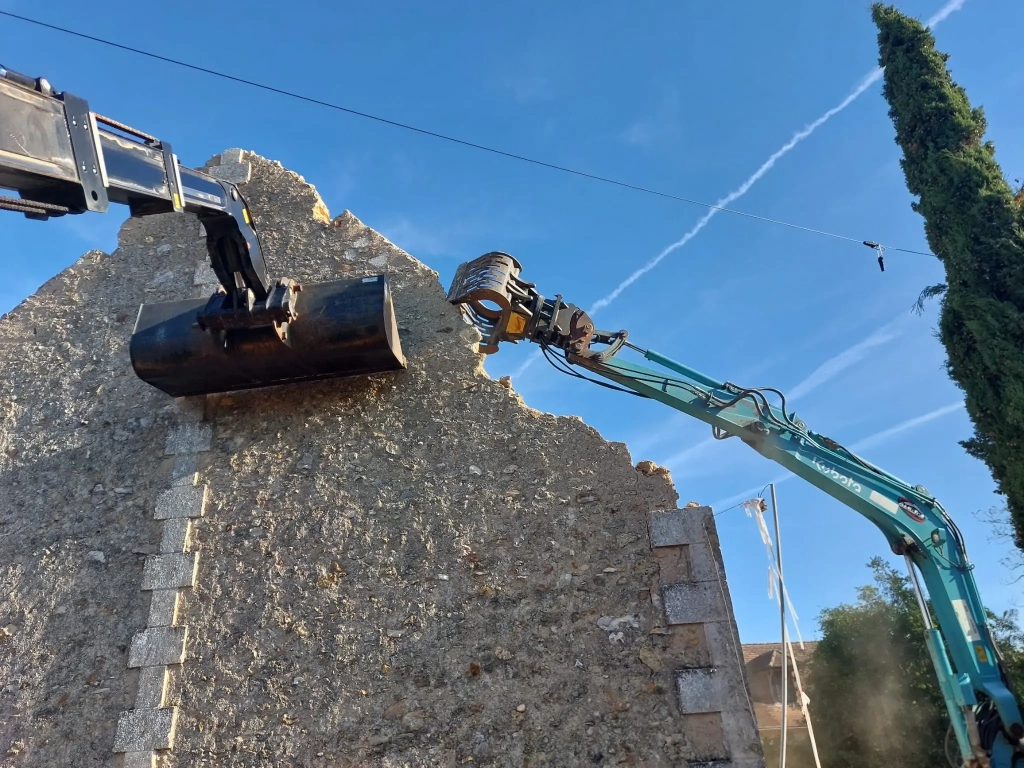 Démolition d’une grange en Dordogne : ALKTP sécurise et remet le terrain en état