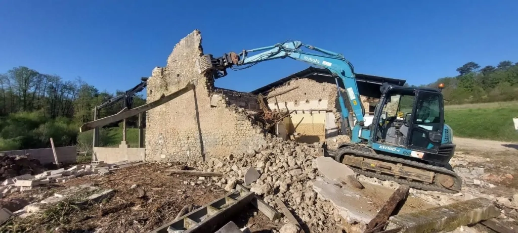 Démolition de bâtiment en Charente : préparer un terrain sain pour un nouveau projet